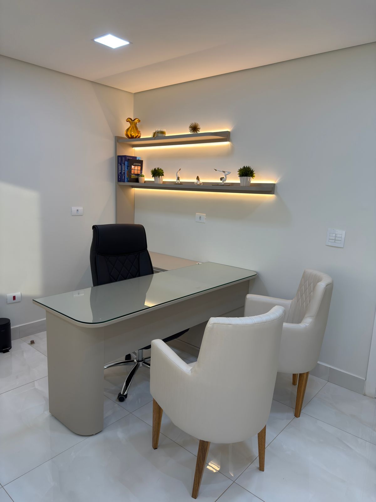 Mesa de vidro com poltronas para pacientes