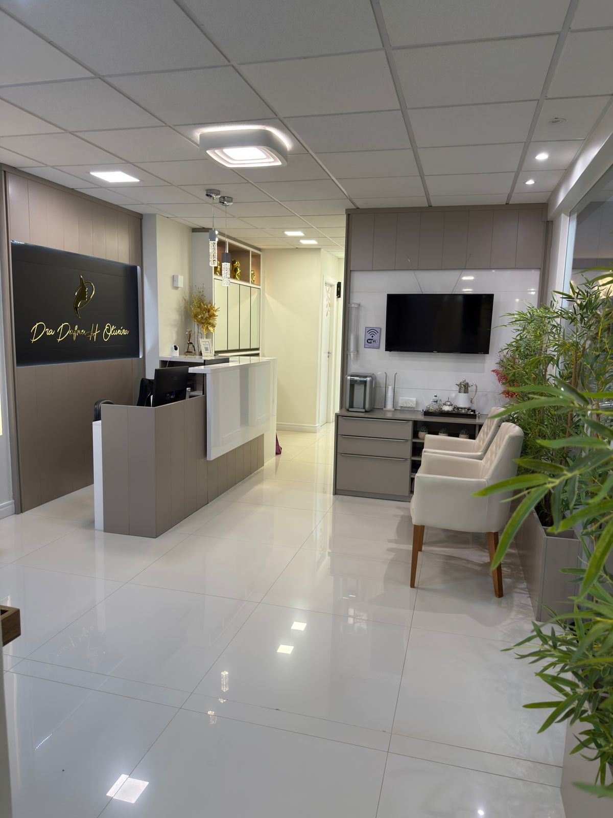 Recepção com balcão, TV e espera climatizada